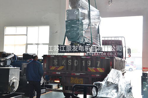 200kw康明斯带底座油箱柴油发电机组装车